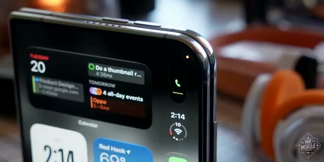 Macro of the Duo's hinge, frame and Dynamic Island — MrMobile