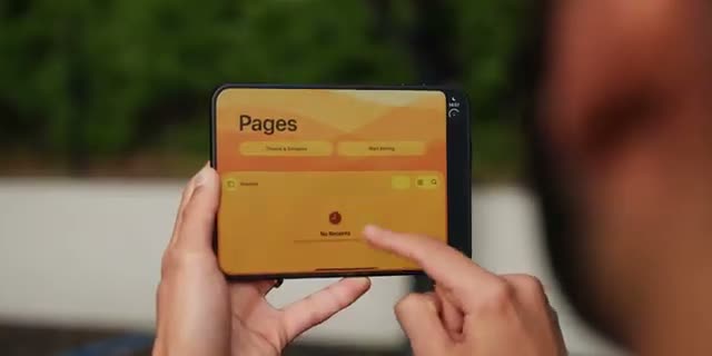 Mrwhosetheboss using Pages full-screen on the Duo's inner display